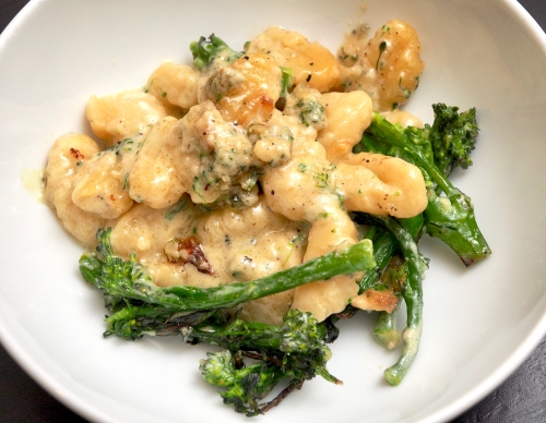 Baked gnocchi with broccoli, blue cheese and walnuts